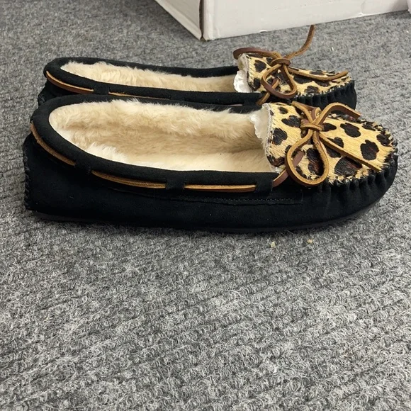 Minnetonka Women’s Leopard Cally Slipper (3169) - Picture 4 of 8